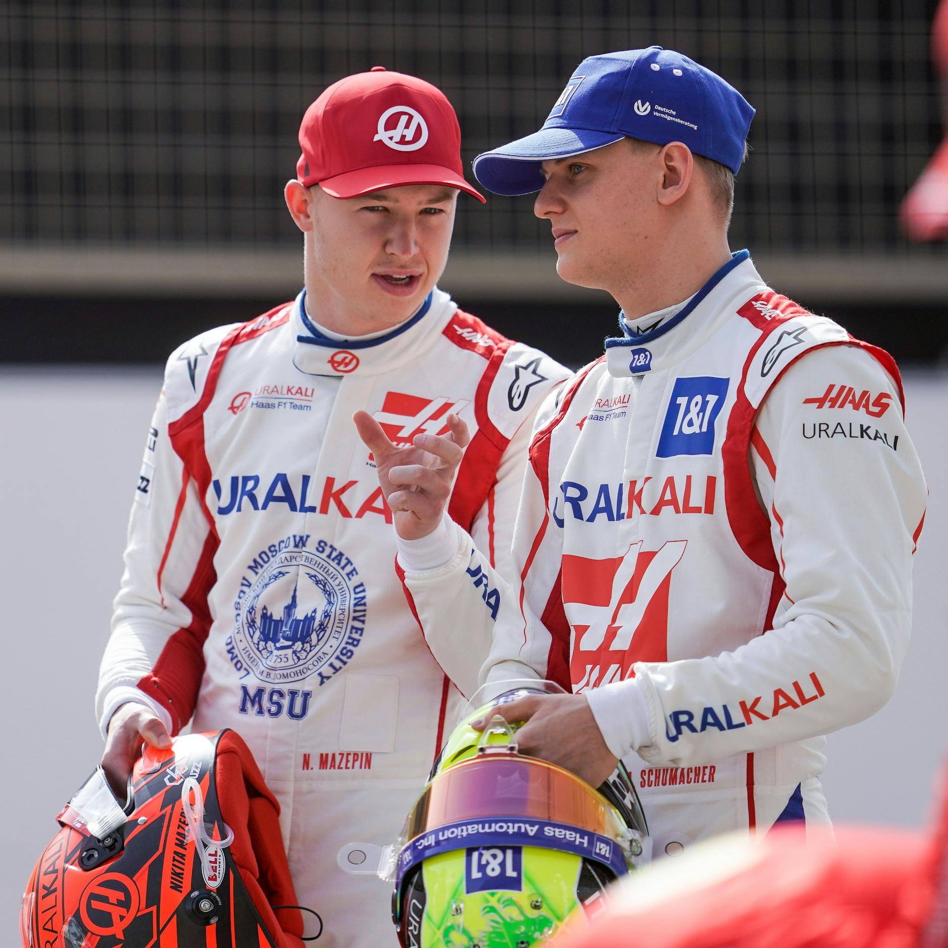 Nikita Masepin (l.) darf nicht mehr zusammen mit Haas-team-Kollegen Nick Schumacher in der Formel 1 fahren.