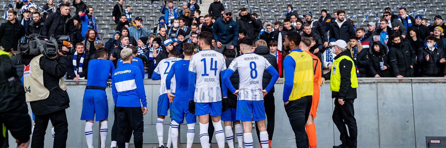 Früher Jubel in der Ostkurve, jetzt das neue Ritual bei Hertha: Die Profis entschuldigen sich für Heimklatschen.
