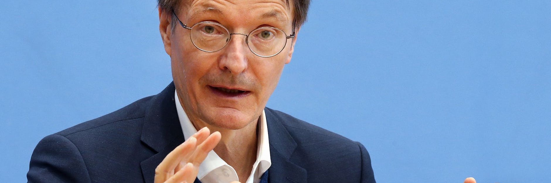 Karl Lauterbach (SPD), Bundesgesundheitsminister, beantwortet auf einer Pressekonferenz Fragen zum Infektionsgeschehen.