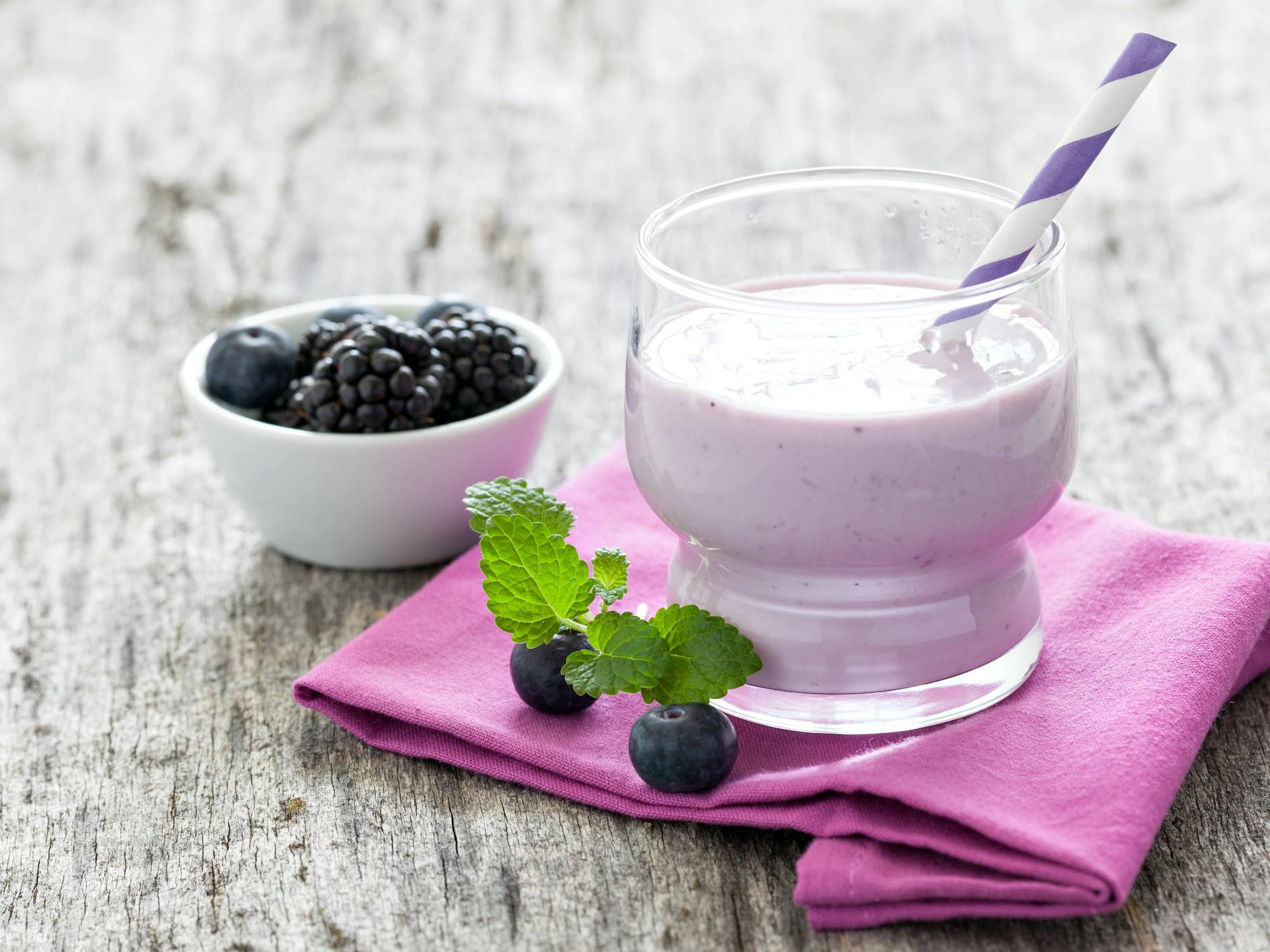 Der Fatburner-Drink mit Waldbeeren.