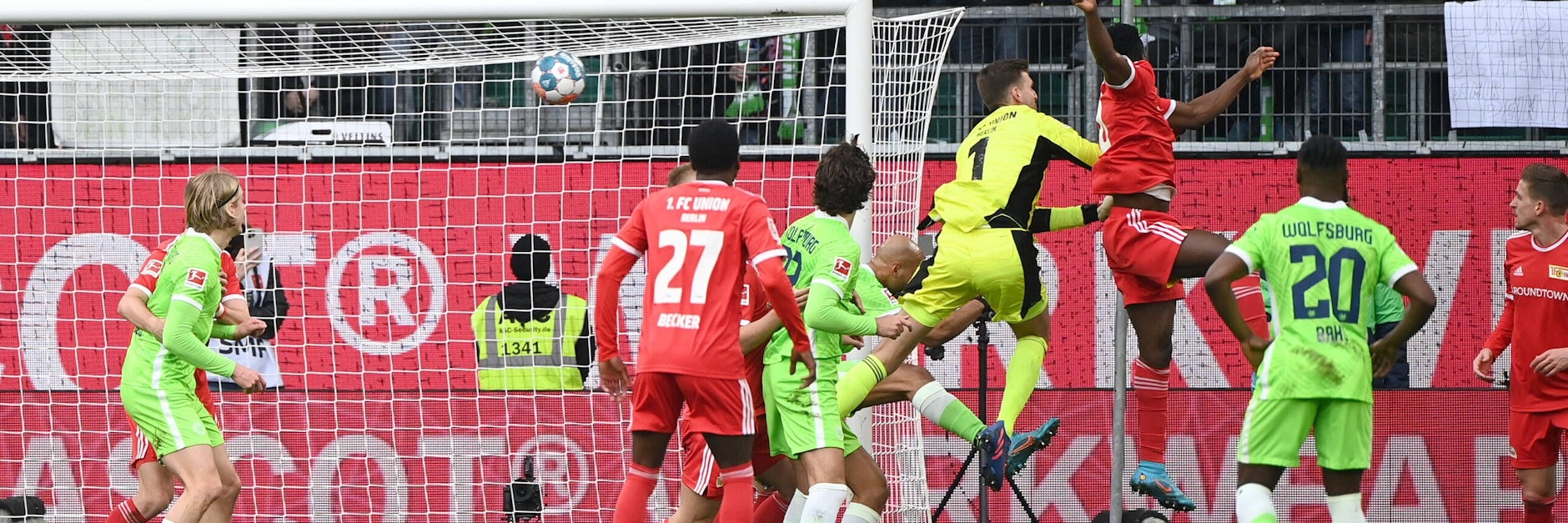 Nach Ecke von Maximilian Arnold (nicht im Bild) köpft Taiwo Awoniyi den Ball über seinen Keeper Andreas Luthe hinweg ins eigene Tor.