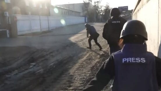 Schließlich finden sie in einer Lagerhalle Schutz.