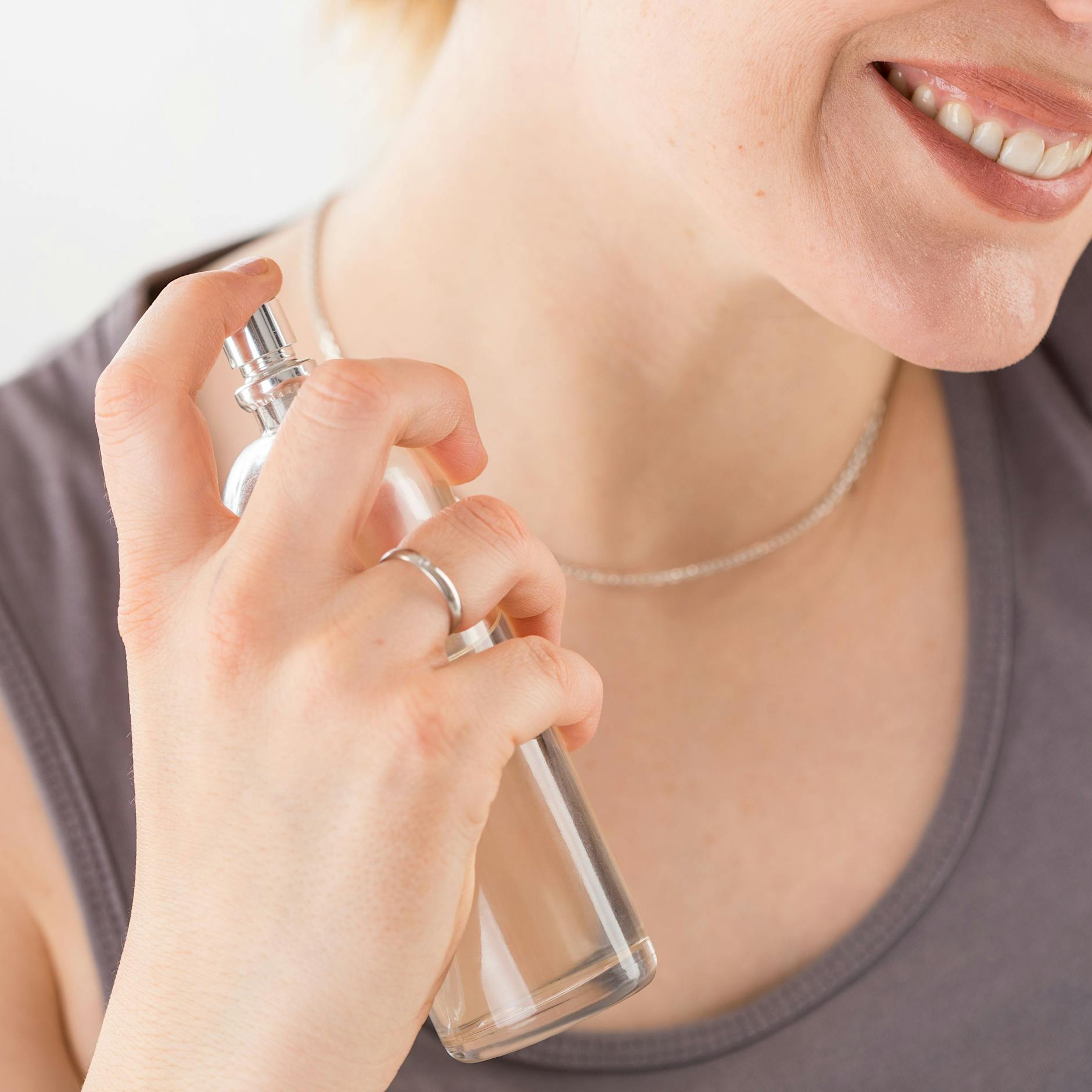 Mit diesem Trick hält Ihr Parfüm den ganzen Tag – Probieren Sie es aus!