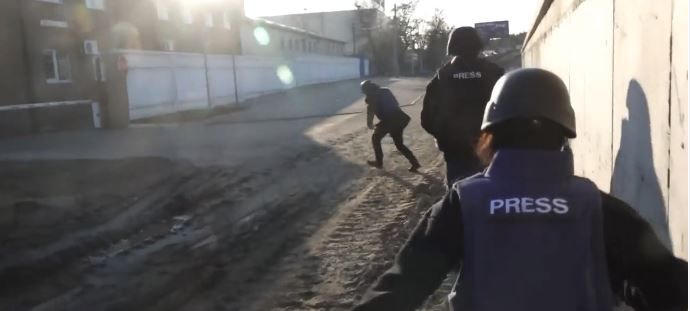 Image - Dramatische Szenen im Video: Hier gerät ein britisches TV-Team unter Beschuss!