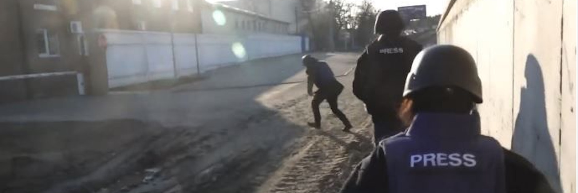 Kamerateam gerät nahe Kiew unter Beschuss. 