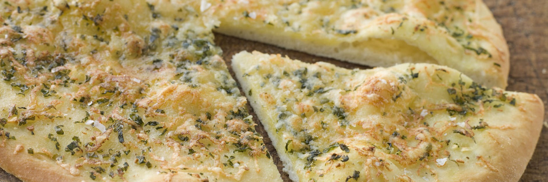 Pizza zu Hause backen, das ist einfacher als viele denken.