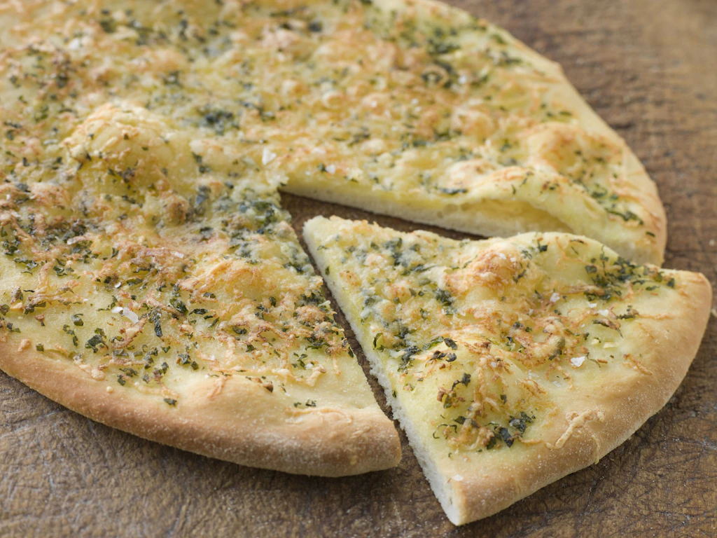 Einfach und schnell gemacht: Probieren Sie doch mal Knoblauchpizza mit Mozzarella