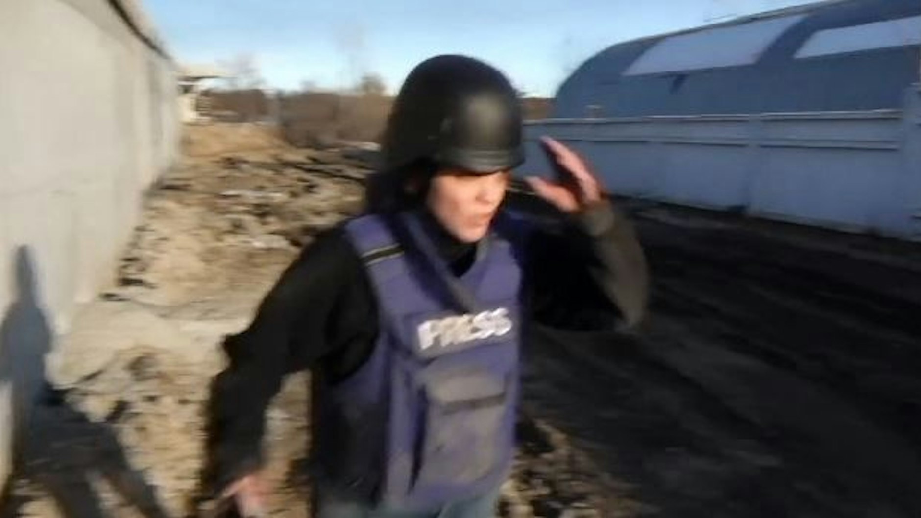 Die Journalisten müssen flüchten. 