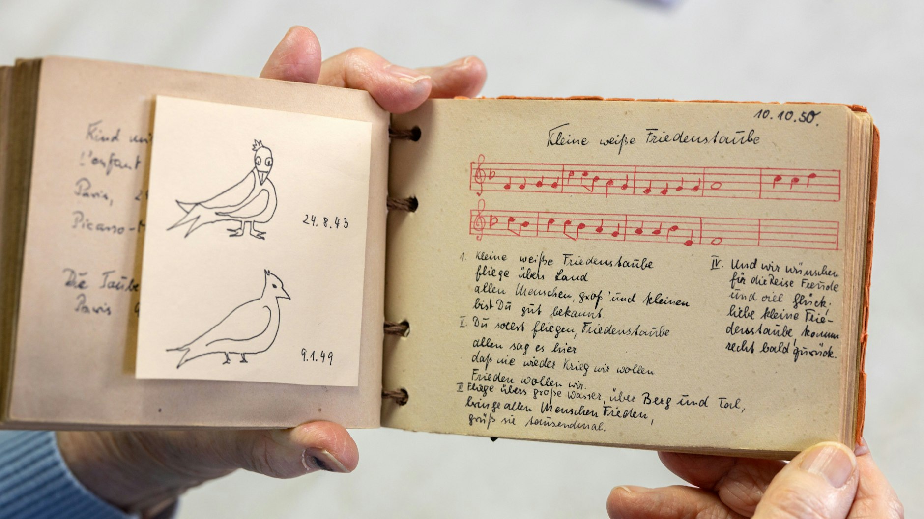 Erika Schirmer hat 1950 das in der ehemaligen DDR sehr bekannte Kinderlied „Kleine weiße Friedenstaube“ komponiert und getextet.