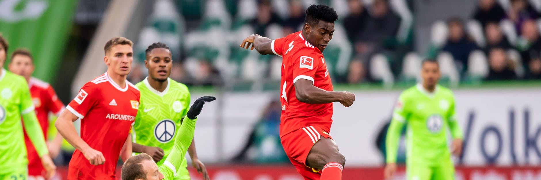 Die Szene, die die Gemüter erhitzte: Wolfsburgs Maximilian Arnold im Zweikampf mit Unions Taiwo Awoniyi.