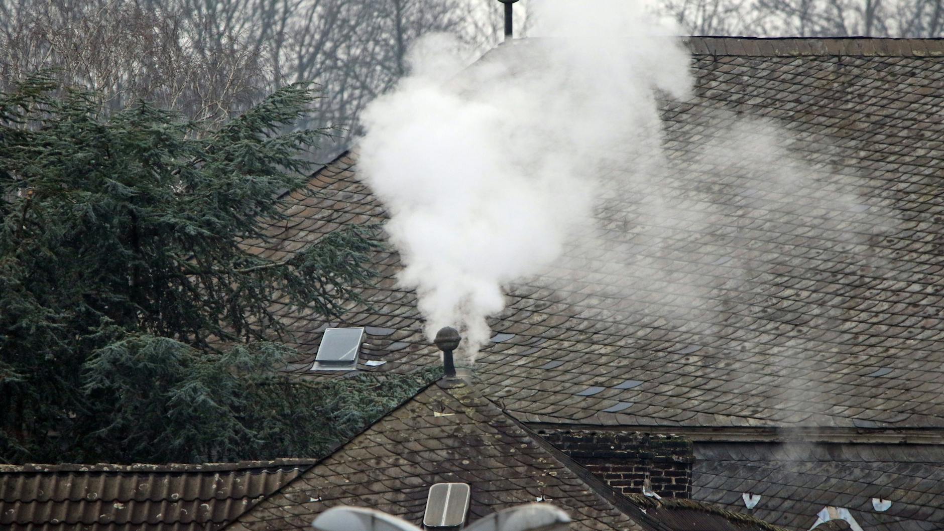 Eine Abgasleitung oberhalb eines Daches von einer Gasbrennwertheizung.