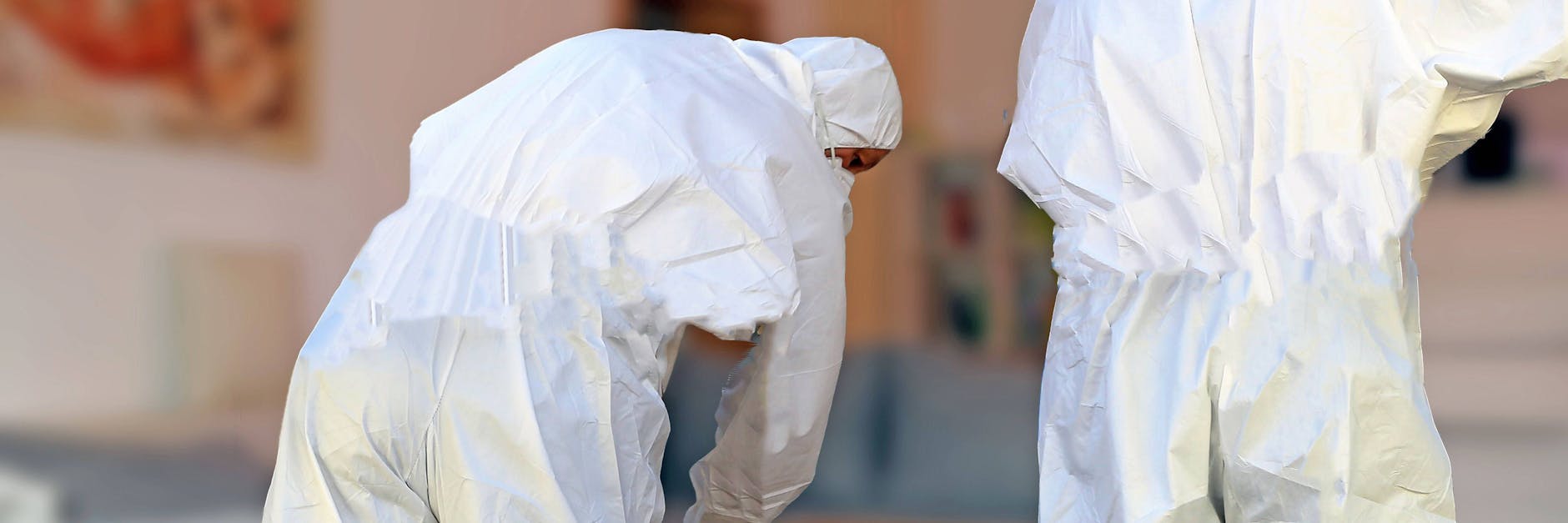 Spurensicherung der Polizei in einem Haus (Symbolbild).