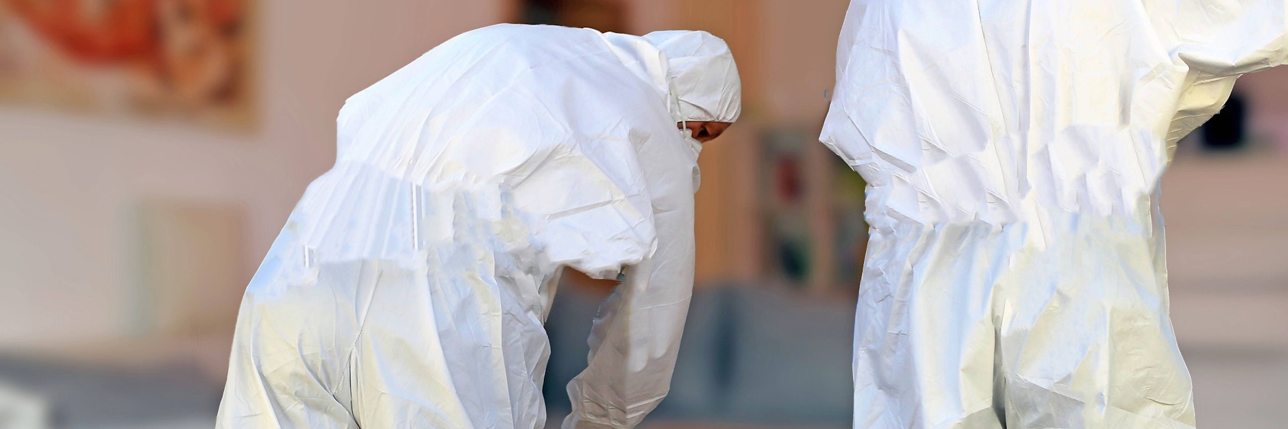 Spurensicherung der Polizei in einem Haus (Symbolbild).