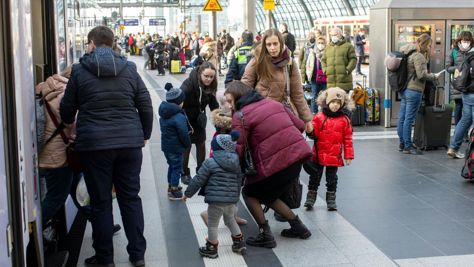 Ankunft von ukrainischen Kriegsflüchtlingen am Berliner Hauptbahnhof.