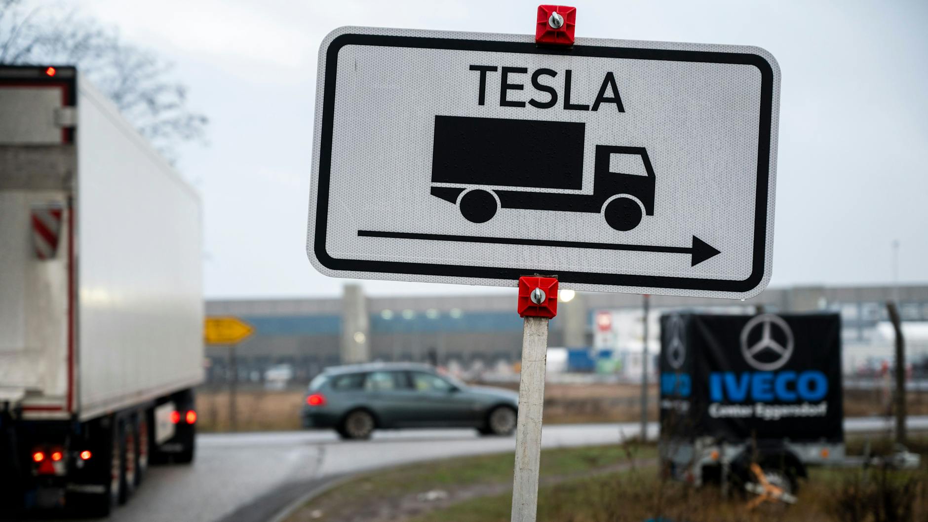 Grünheide: An einer Zufahrt zu Teslas Gigafactory Berlin Brandenburg weist ein Straßenschild den Lastwagen den Weg zur Baustelle.