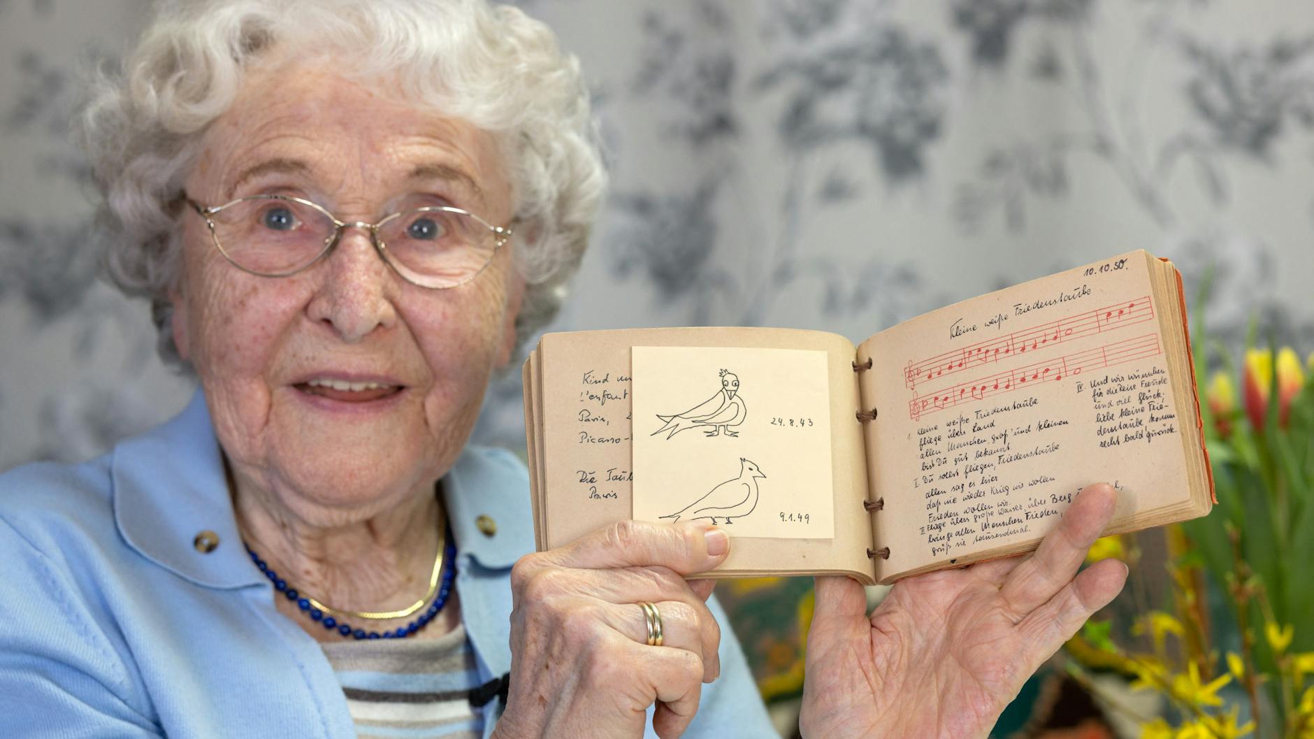 Die Schriftstellerin Erika Schirmer zeigt ein selbst gestaltetes Buch mit von ihr geschaffenen Liedern.