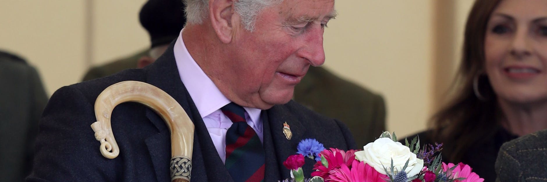 Im Gespräch ... Prinz Charles ist ein großer Freund der Blumen und Bäume. Dass er als Mann mit Pflanzen spricht, macht ihn zu einer Ausnahme.
