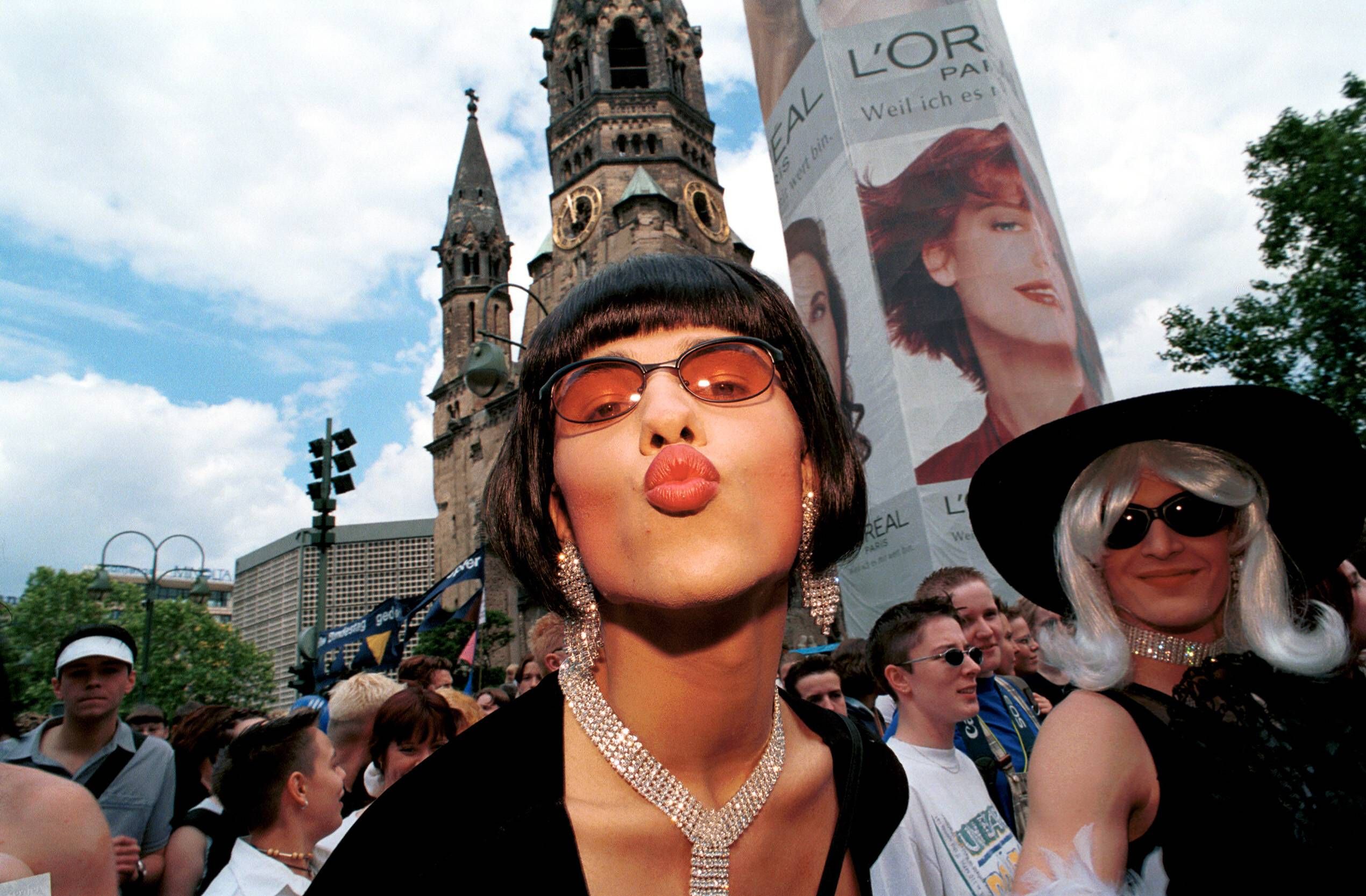 Mitten im Kriegschaos! Feiern bis der Arzt kommt: Berlin öffnet seine Straßen für den Party-Sommer 2022