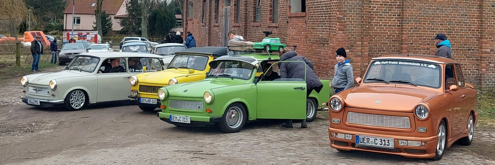 Freunde des DDR-Kultautos Trabant sind in Quilow bei Anklam (Vorpommern-Greifswald) bei einem Trabitreffen.