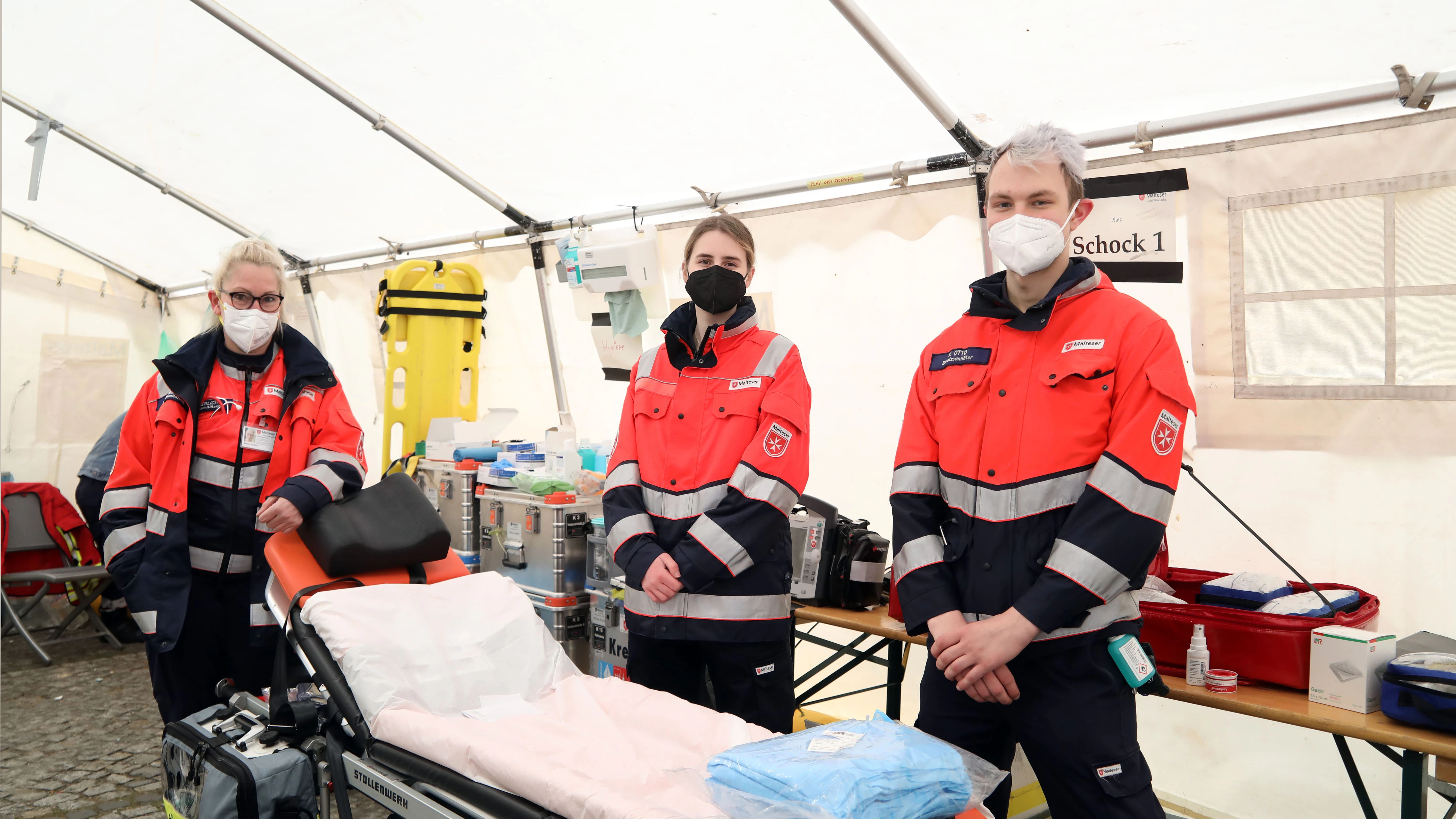 Der Malteser Hilfsdienst unterstützt die ukrainischen Flüchtlinge nach der Ankunft am ZOB: Bettina Nerlich, Viktoria Rachner und Valentin Otto im Sanitätszelt.