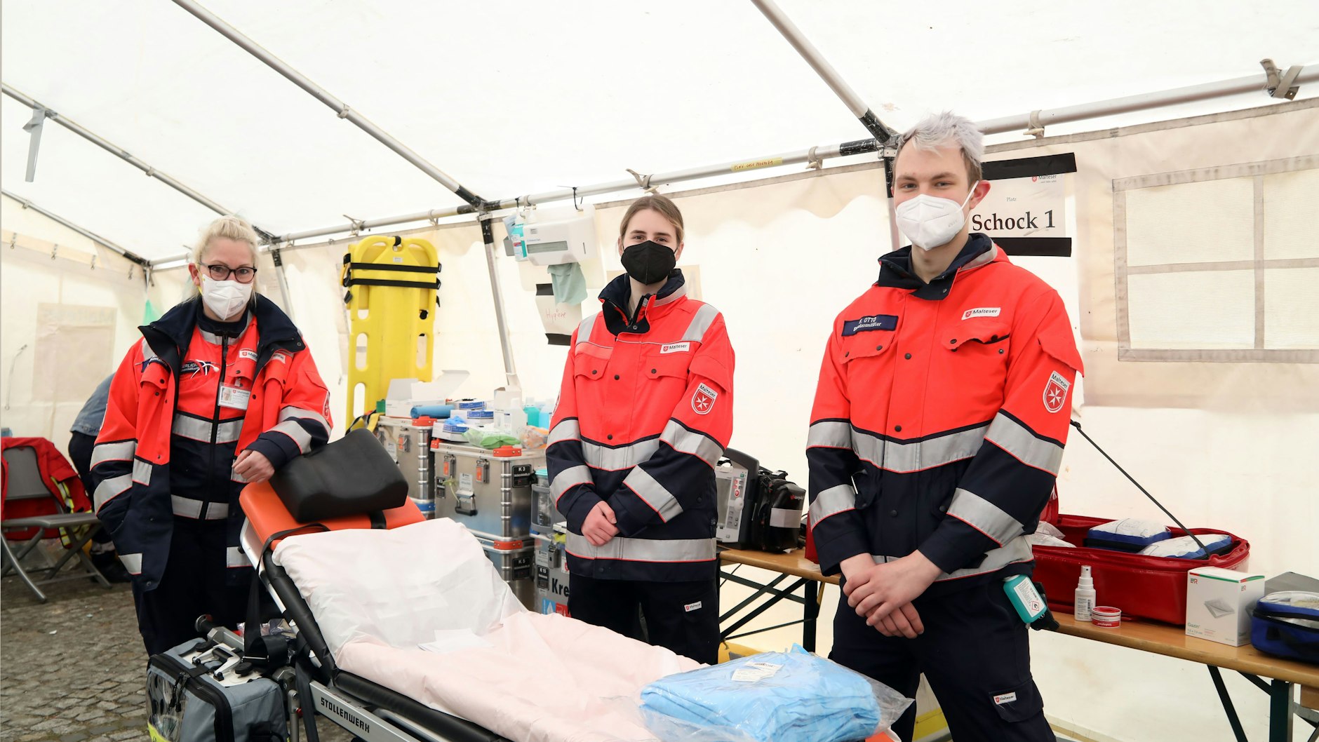 Der Malteser Hilfsdienst unterstützt die ukrainischen Flüchtlinge nach der Ankunft am ZOB: Bettina Nerlich, Viktoria Rachner und Valentin Otto im Sanitätszelt.