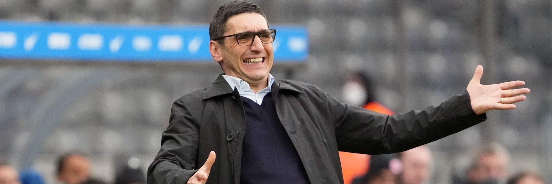 Herthas Trainer Tayfun Korkut verzweifelt an den Fehlern seiner Spieler.