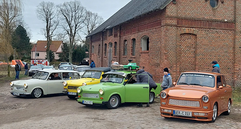 Freunde des DDR-Kultautos Trabant sind in Quilow bei Anklam (Vorpommern-Greifswald) bei einem Trabitreffen.