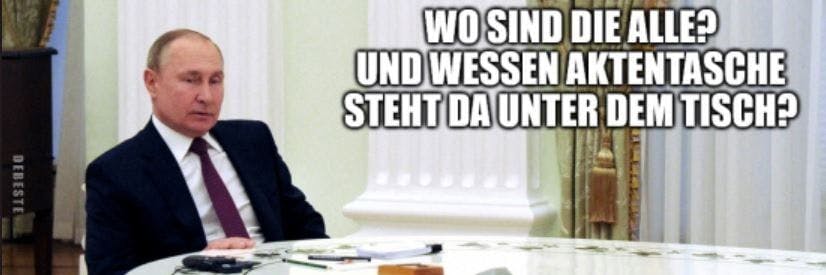 Eine Anspielung auf das (gescheiterte) Attentat auf Hitler 1944: Die Bombe war in einer Aktentasche.