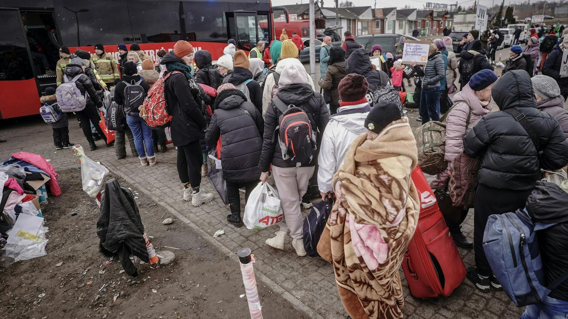 Geflüchtete warten an der ukrainsch-polnischen Grenze in Medyka auf den Bus für den Weitertransport.