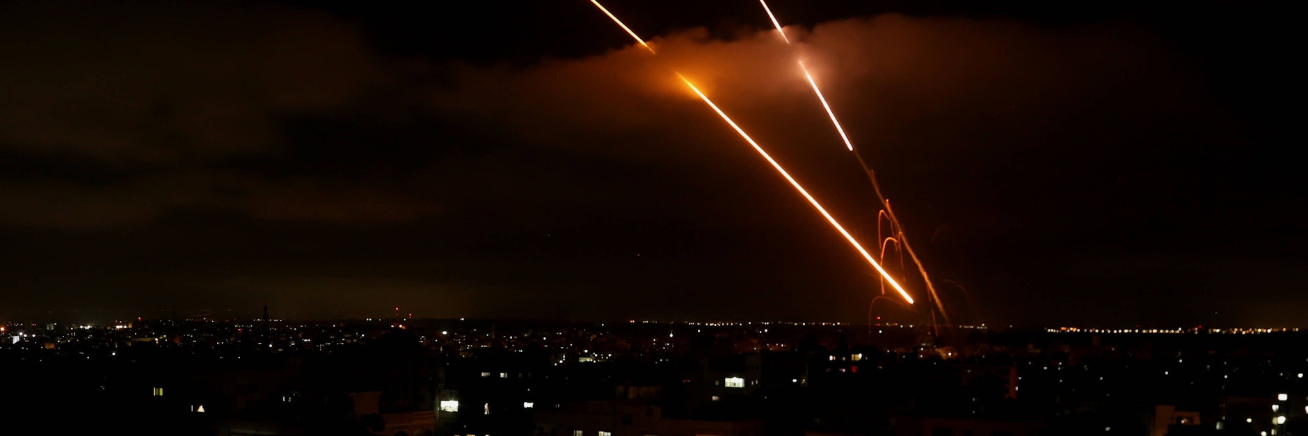 Der „Iron Dome“-Abwehrschild in Israel zerstört Raketen im Anflug in der Luft.