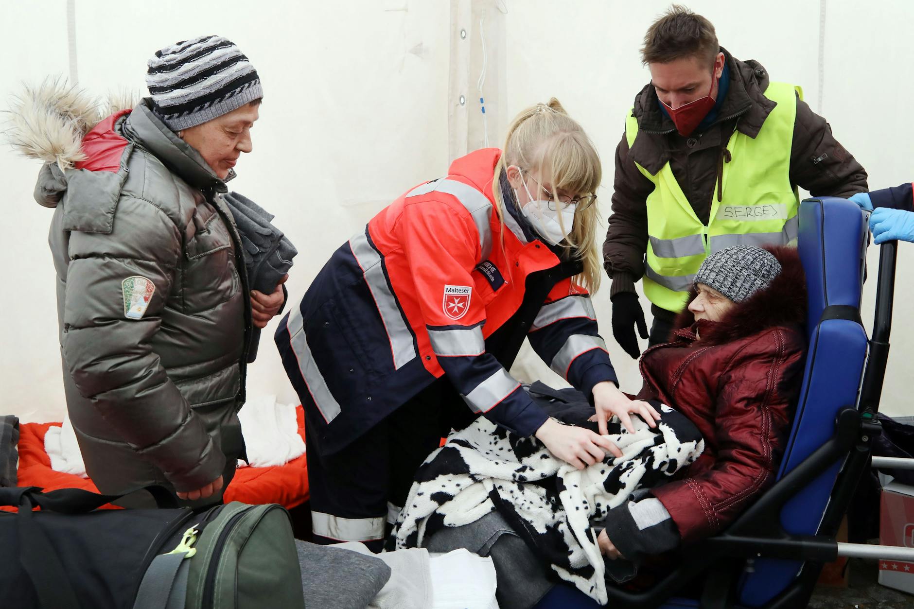 Helfer des Malteser Hilfsdienstes und andere Ehrenamtliche unterstützen die ukrainischen Flüchtlinge nach der Ankunft am ZOB. Jewgenia Viktorowna (61, l.) ist mit ihrer 95-jährigen Mutter Maria Groschewaja aus Charkiw geflohen. Sie werden jetzt untergebracht.