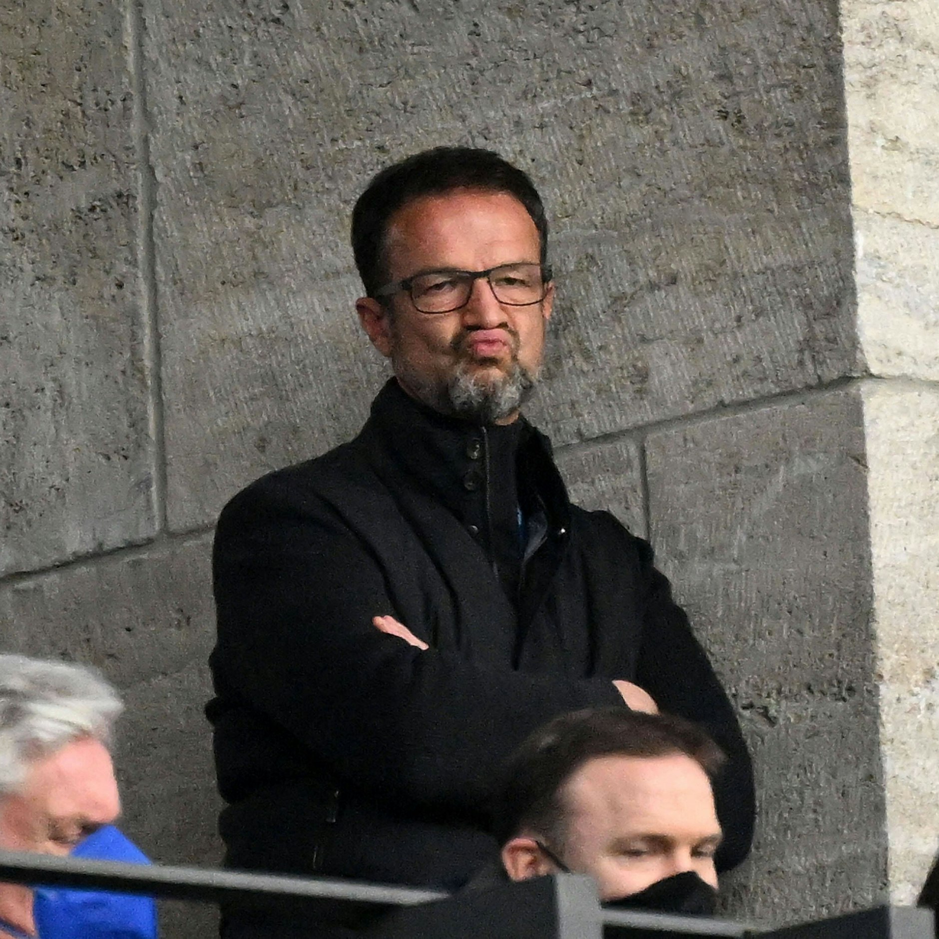 Herthas Manager Fredi Bobic schaut immer skeptischer aus.