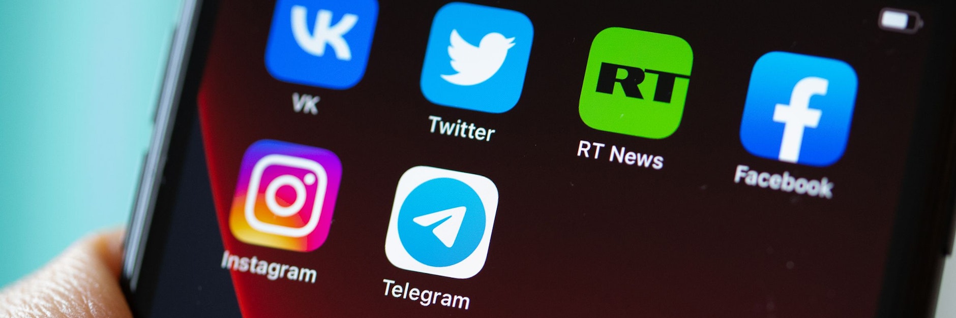 Auf dem Bildschirm eines Smartphones sind die Logos der Apps VKontakte (oben, v.l.n.r.), Twitter, RT News, Facebook, Instagram (unten, v.l.n.r.) und Telegram zu sehen.