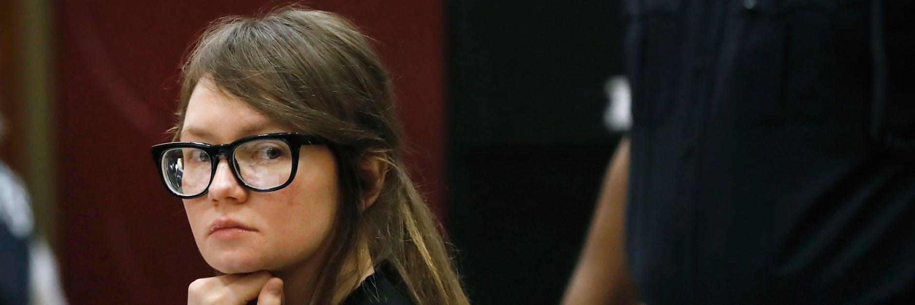 Anna Sorokin, verurteilte Hochstaplerin aus Deutschland, im Gerichtssaal