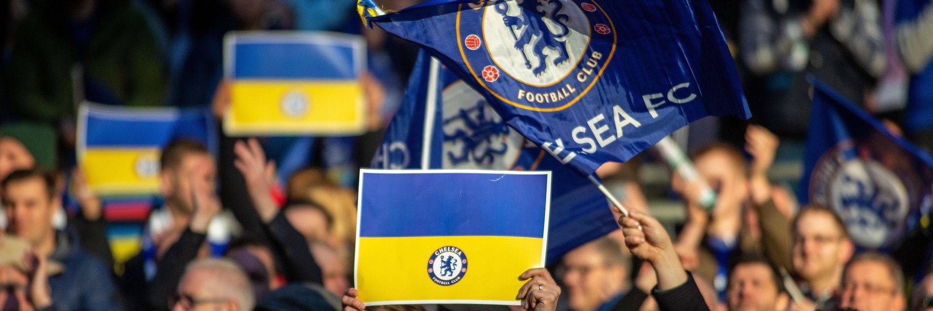 Viele Fans des FC Chelsea solidarisierten sich mit der Ukraine. Einige wenige störten dagegen die Gedenkminute mit Abramowitsch-Sprechhören.