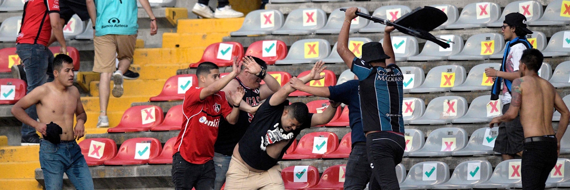 Brutale und verstörende Szenen spielten sich in Mexiko beim Spiel des FC Querétaro und Atlas Guadalajara auf den Tribünen und auf dem Spielfeld ab.