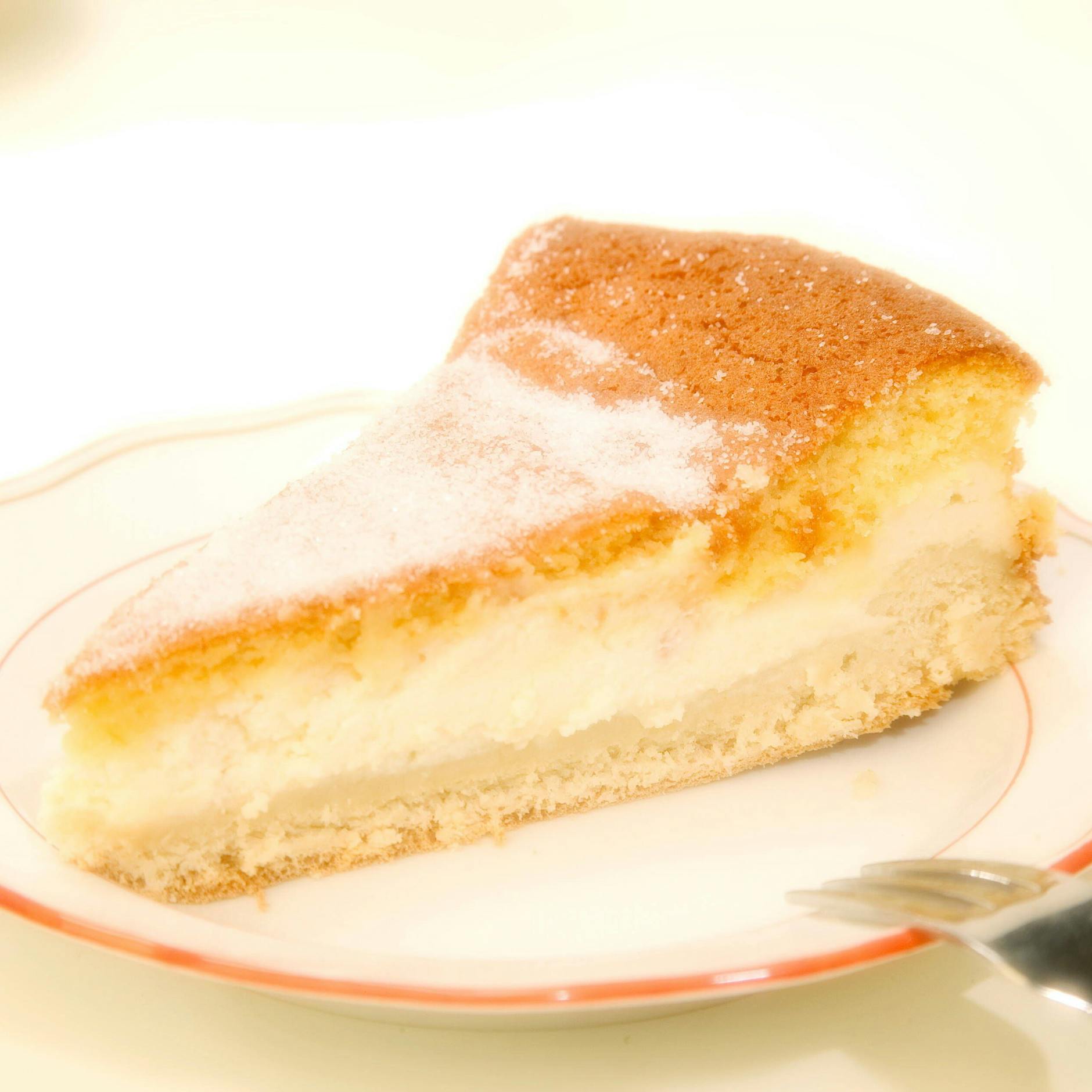 Leckeres Rezept für Dresdner Eierschecke: Mit dieser Anleitung wird der Kuchen aus der DDR richtig saftig, fluffig und köstlich