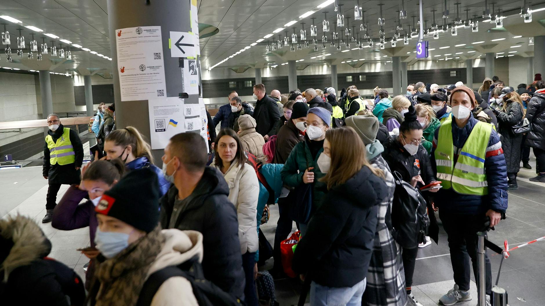 Tausende Menschen, die vor dem Krieg in der Ukraine fliehen, kommen jeden Tag am Berliner Hauptbahnhof an.
