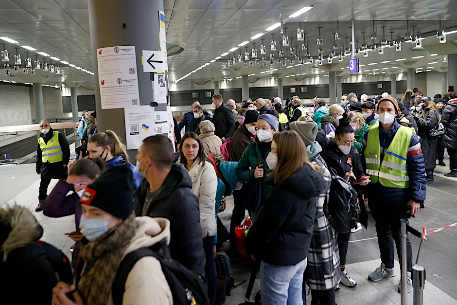 Tausende Menschen, die vor dem Krieg in der Ukraine fliehen, kommen jeden Tag am Berliner Hauptbahnhof an.