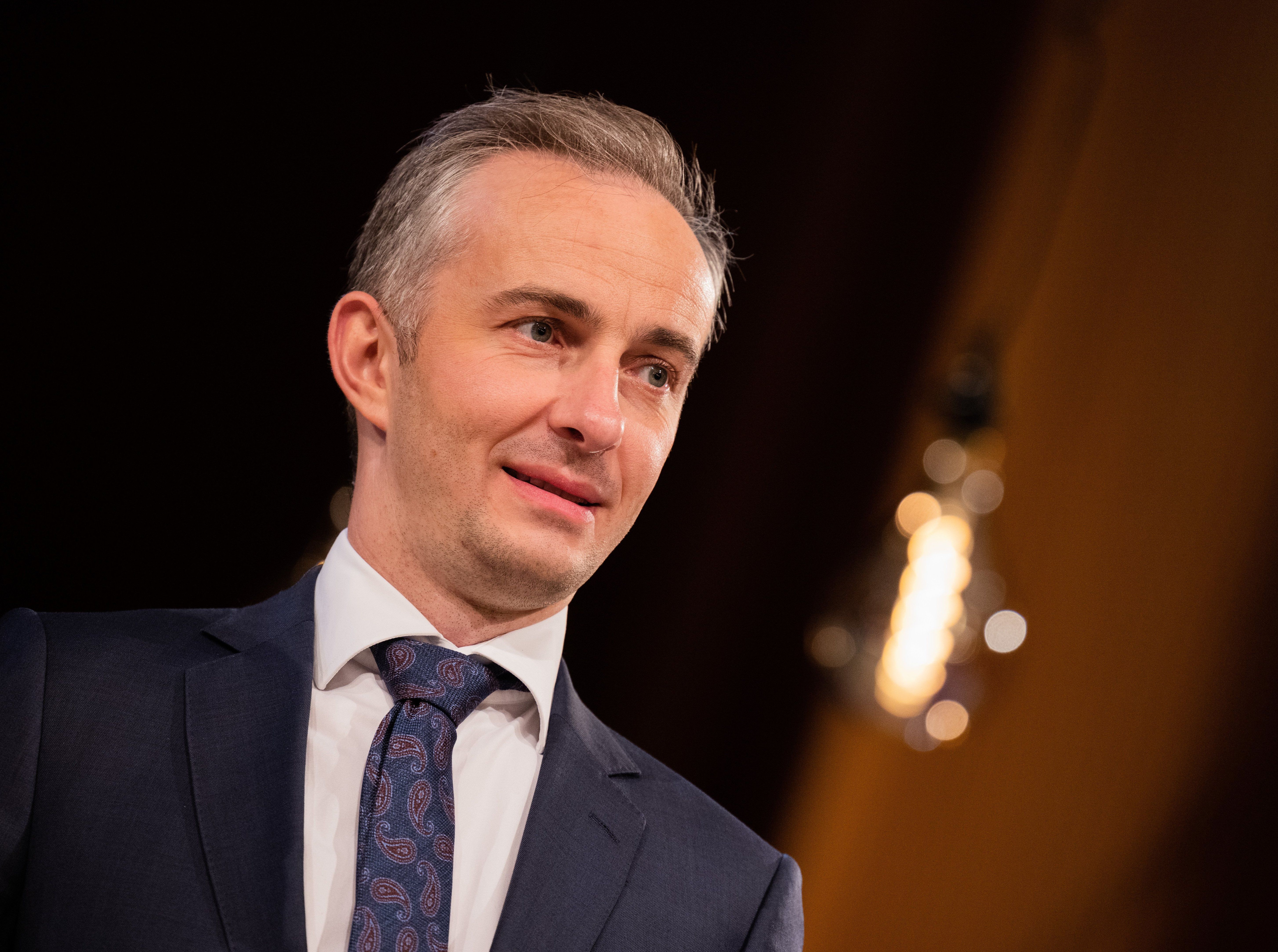 Schock für Fans von Jan Böhmermann: TV-Star hat sich mit Corona infiziert! Was bedeutet das für sein „ZDF Magazin Royale“?