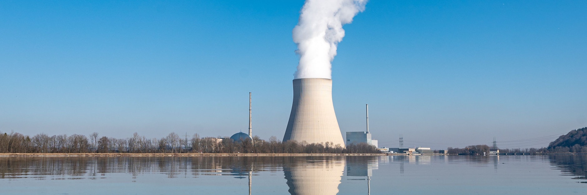 Atomkraftwerk (AKW) Isar 2. Das Kernkraftwerk im Landkreis Landshut ist das letzte in Bayern, das noch nicht endgültig vom Netz gegangen ist. Block 1 des AKW befindet sich seit 2017 im Rückbau, Block 2 soll Ende 2022 abgeschaltet werden.