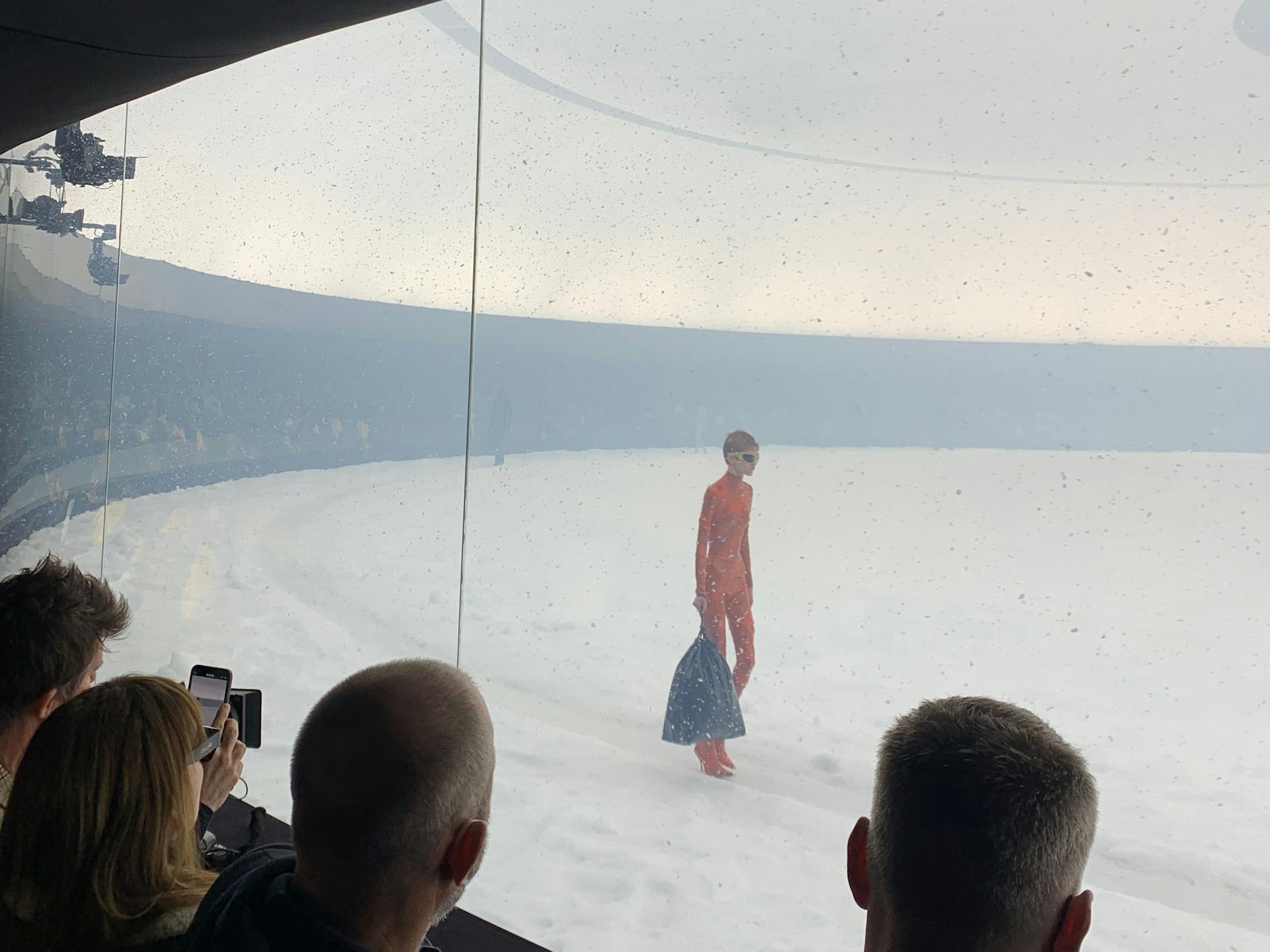 Schneegestöber und harte Bässe: Die Balenciaga-Show war nichts für schwache Nerven. Mit der Veränderung einiger Details wurde sie zur Anti-Kriegs-Erklärung, der einzigen in dieser Deutlichkeit auf der Pariser Modewoche.