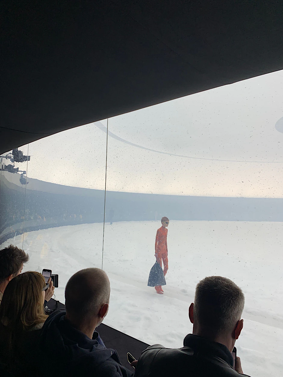 Schneegestöber und harte Bässe: Die Balenciaga-Show war nichts für schwache Nerven. Mit der Veränderung einiger Details wurde sie zur Anti-Kriegs-Erklärung, der einzigen in dieser Deutlichkeit auf der Pariser Modewoche.