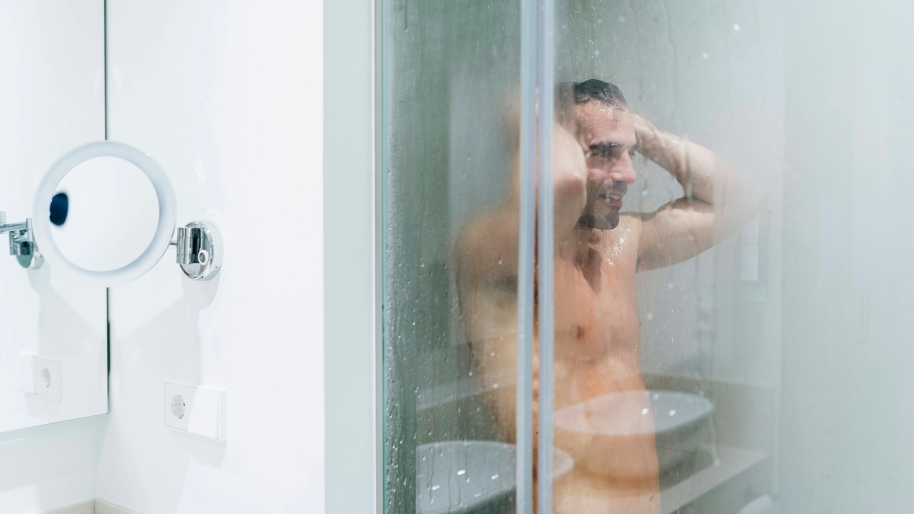 Wer sich die Haare zuerst wäscht, ist angeblich ein hoffnungsloser Romantiker.