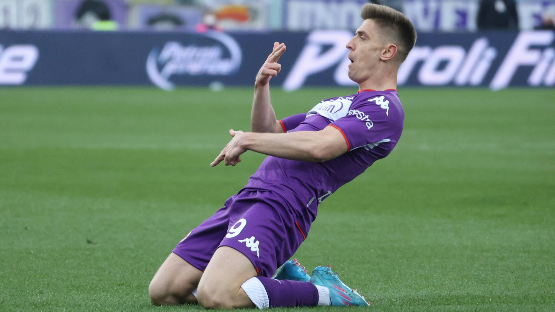 Hertha-Leihgabe Kris Piatek und sein Pistolen-Jubel. In Florenz darf sich der polnische Stürmer endlich wieder über Tore freuen.