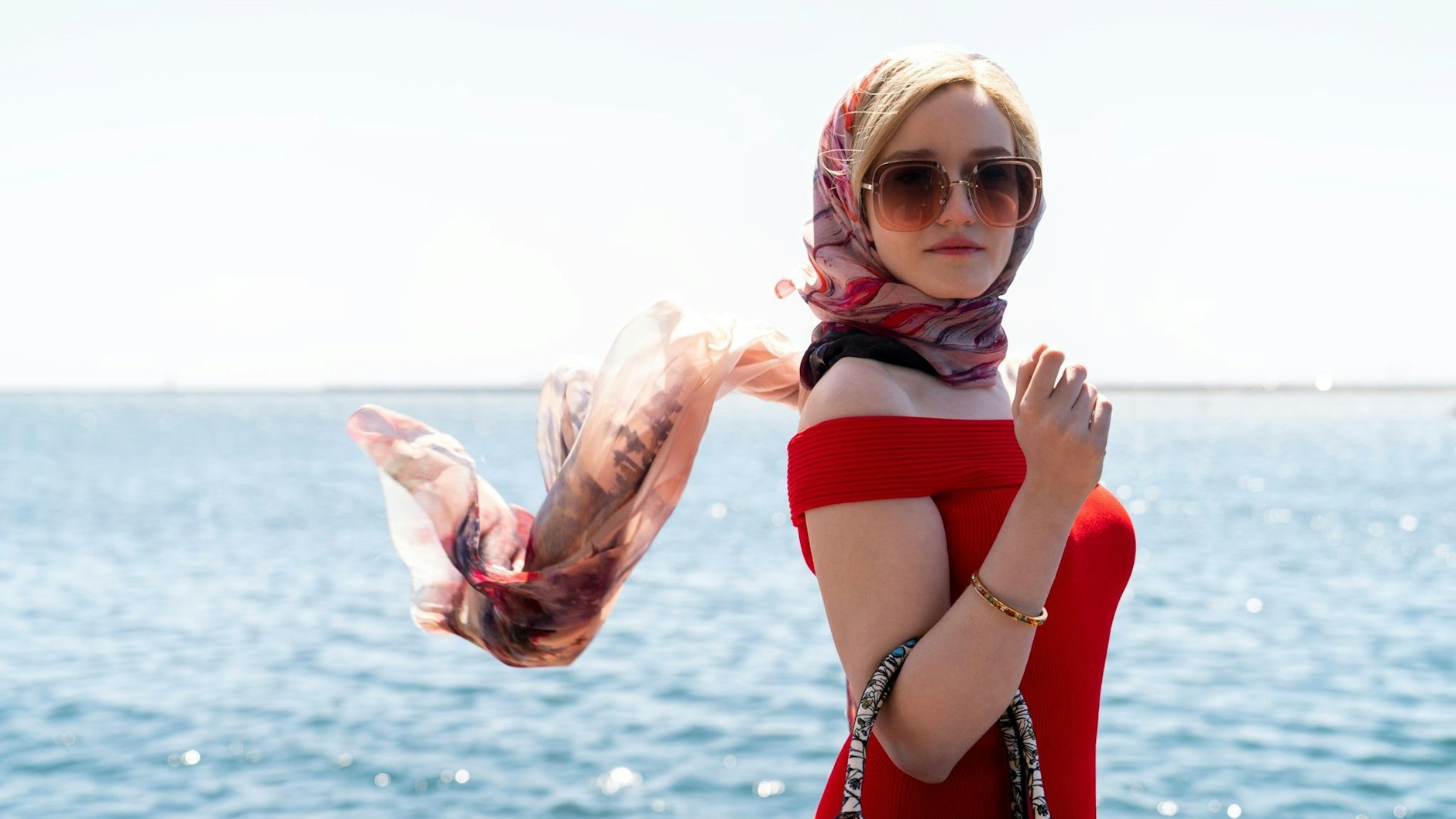 Julia Garner spielt die Hauptrolle in „Inventing Anna“.