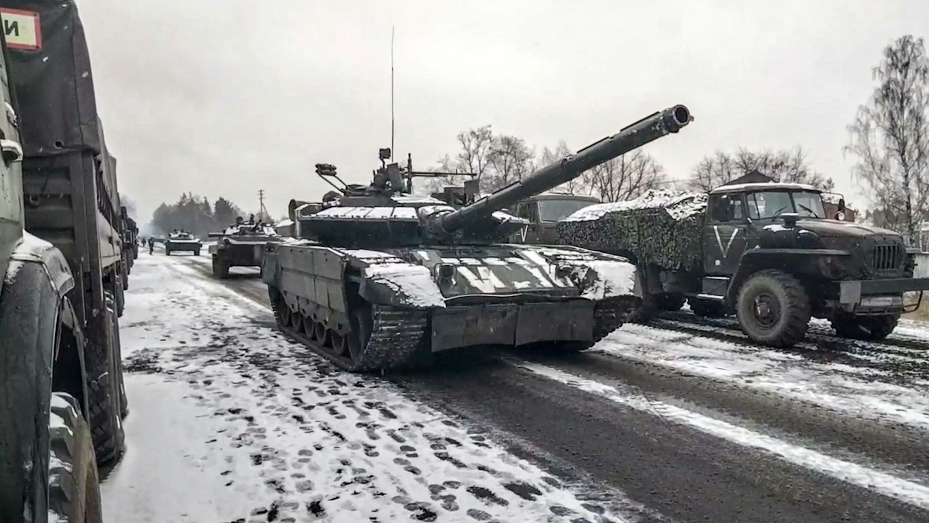 Diese russischen Panzer sollen vor Kiew stehen. Es gibt aber Zweifel, weil dort kein Schnee liegt.