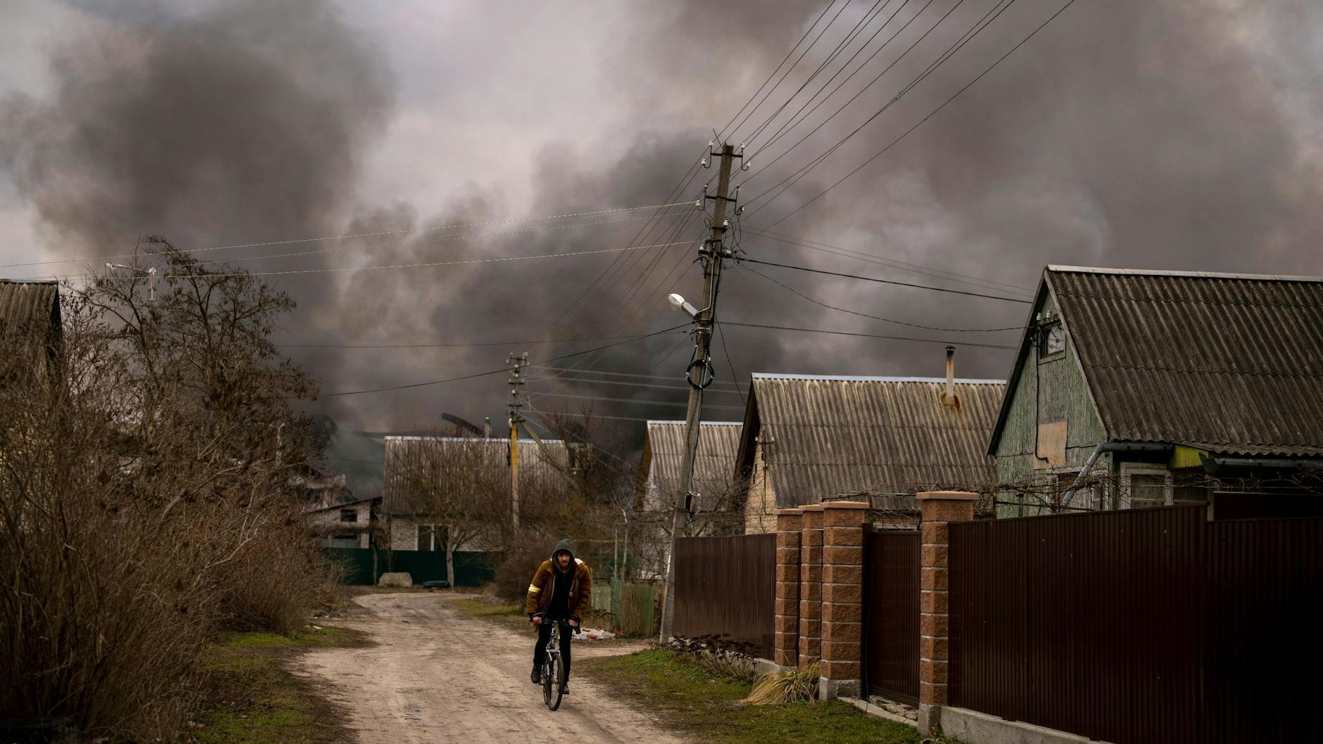 Im Ort Irpin brennen Häuser nach einem Bombenangriff.