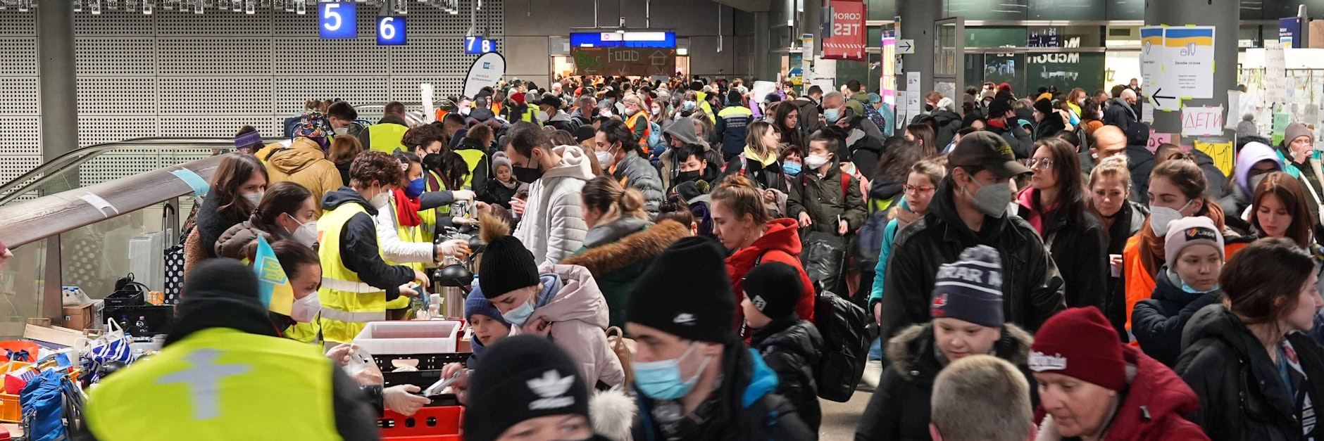 Zahllose Helfer empfangen die ukrainische Flüchtlinge zum Beispiel am Berliner Hauptbahnhof. 