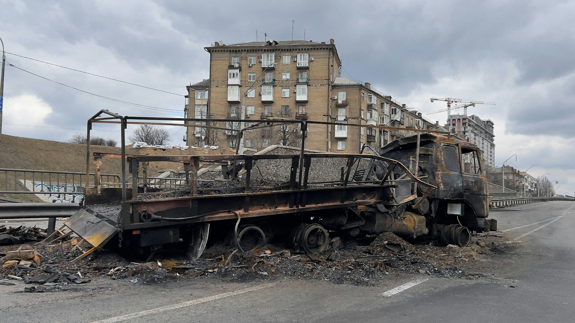 Zerstörtes Fahrzeug in Irpin, westlich von Kiew.